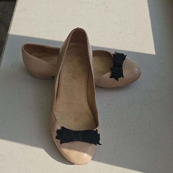 CHANEL Beige Women's Flats with Black Bow - Picture 3 of 12